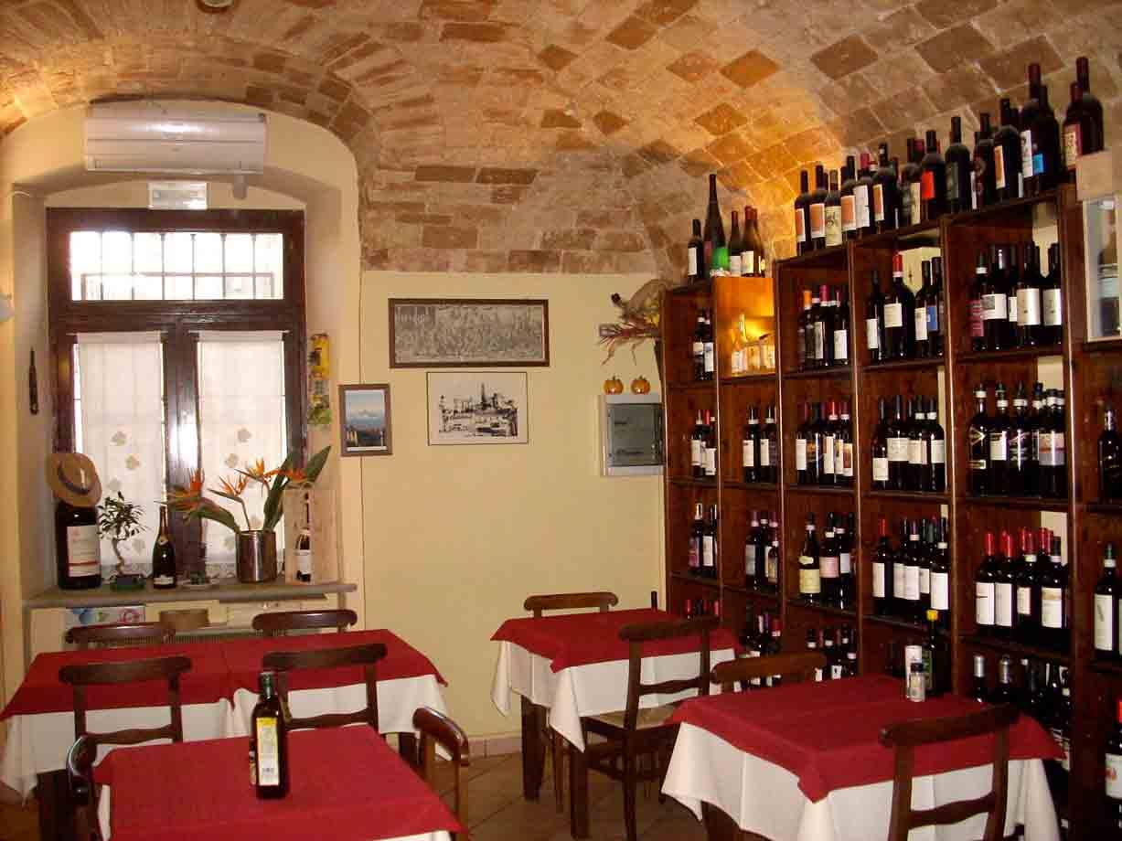 Nella calorosa sala dell'Enoteca Caffè Roma 