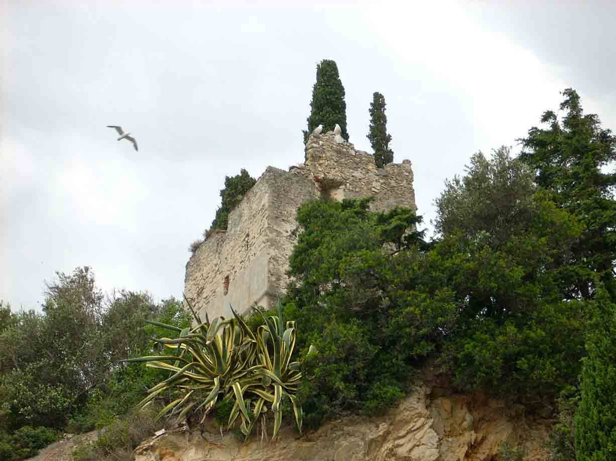 Un'antica torre che si vede dal lungomare