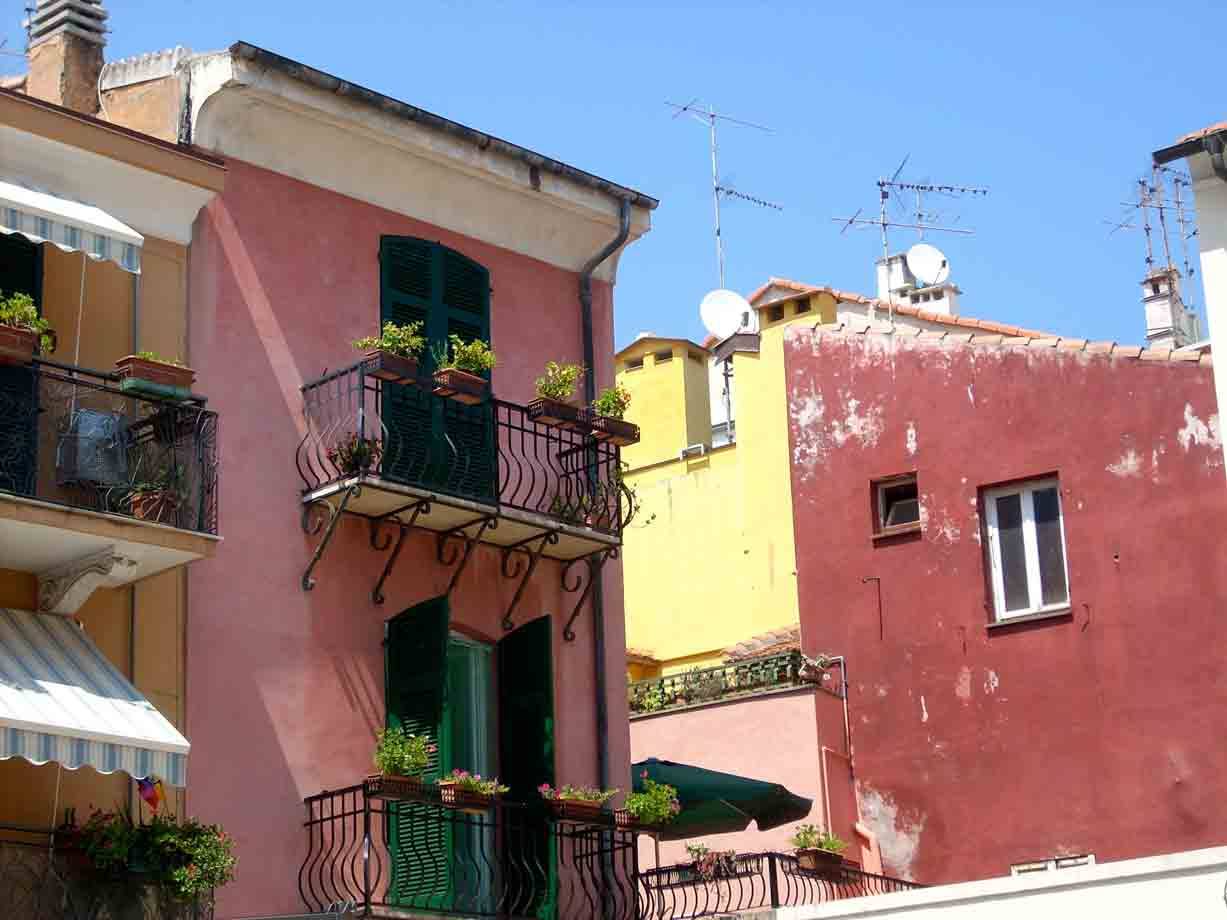Nel coloratissimo centro