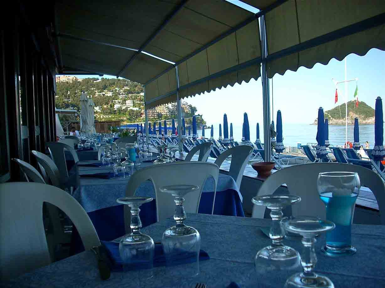 Ai tavoli del Ristorante Cantinone Mare, con vista sull'Isola di Bergeggi