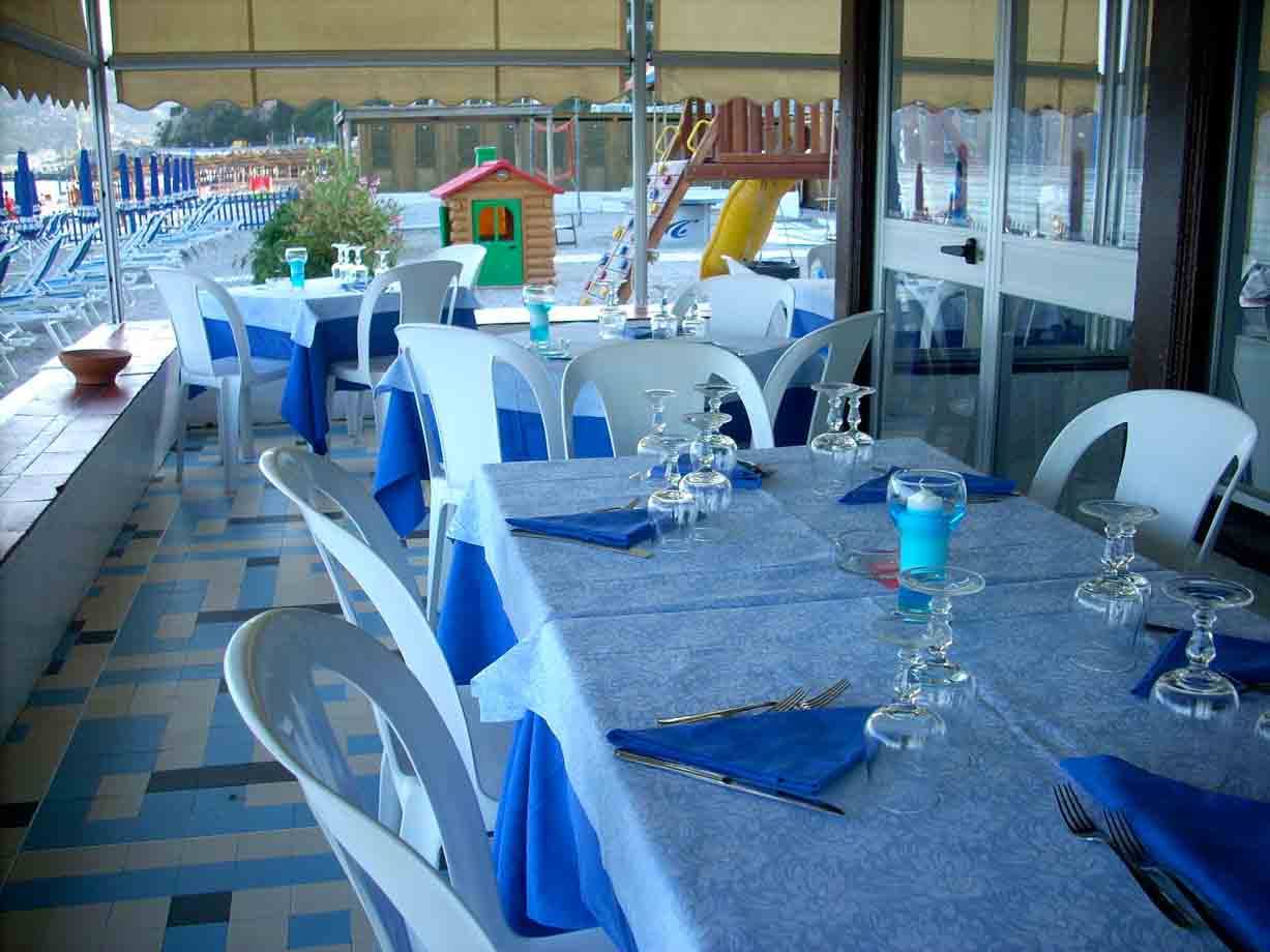 La sala del Ristorante Cantinone Mare, con vicini i giochi per i bimbi