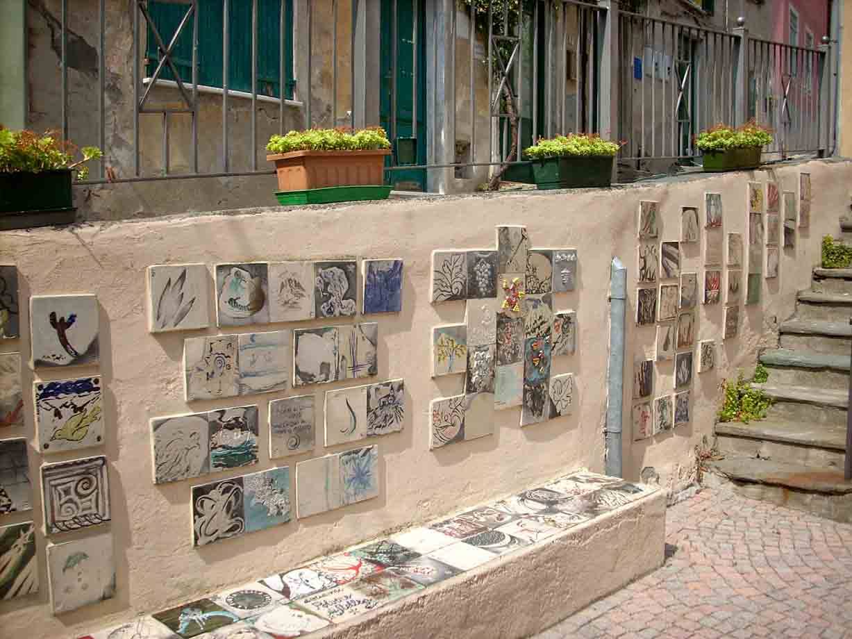 Un muretto decorato con piastrelle