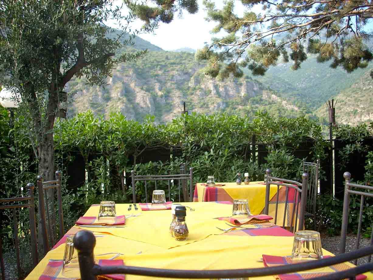 A tavola nel giardino del Ristorante U Rundò