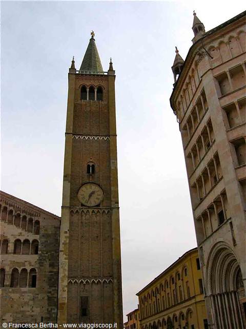 Scorcio del centro storico con il campanile