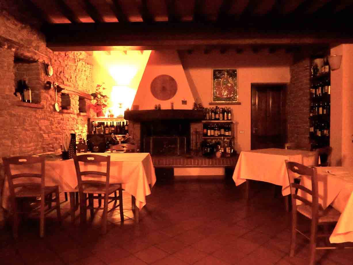 Nella sala del Ristorante La Casa nel Bosco