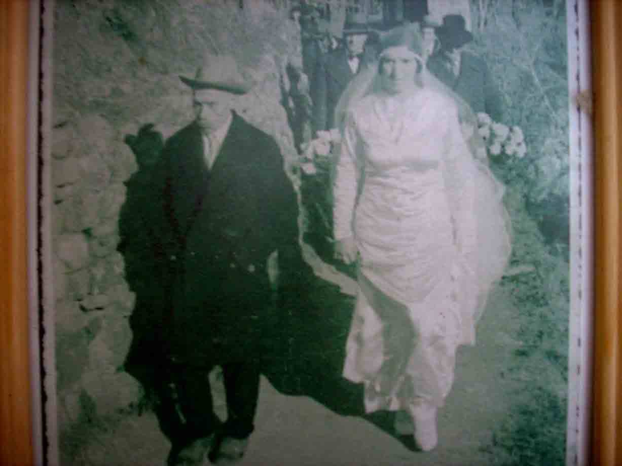 Una foto d'epoca presso la Trattoria Marchi ricorda i suoi fondatori