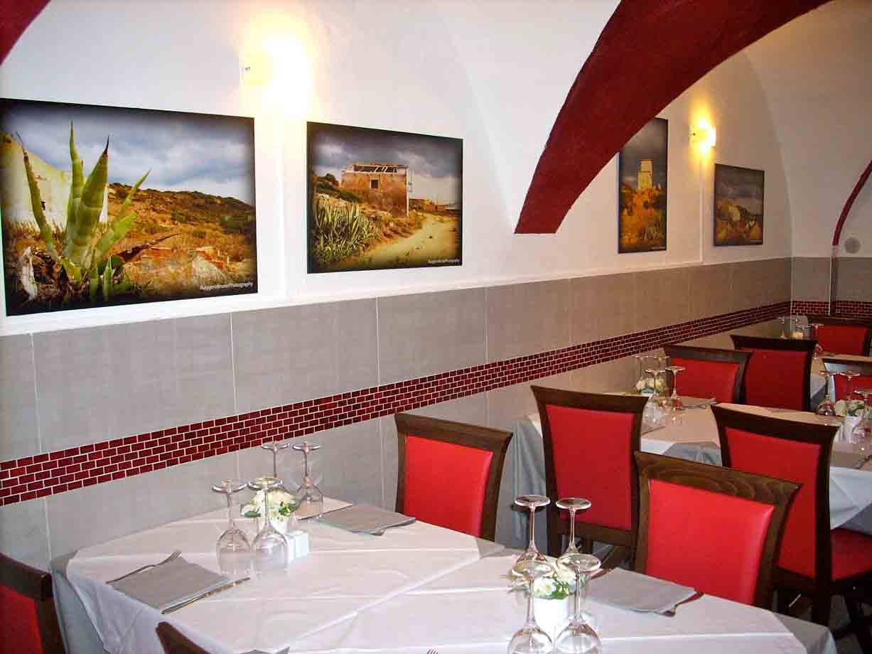 Nella sala del Ristorante Cibus, dove arte e cibo convivono