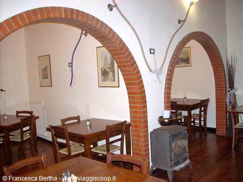 Nella sala del ristorante di Villa degli Incantesimi