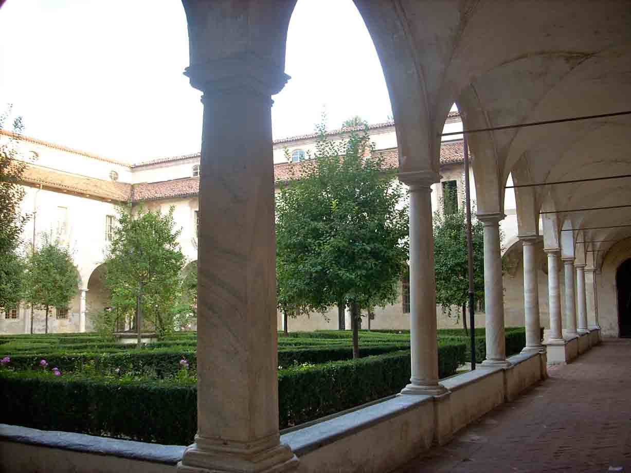 Nel chiostro della Chiesa di San Pietro