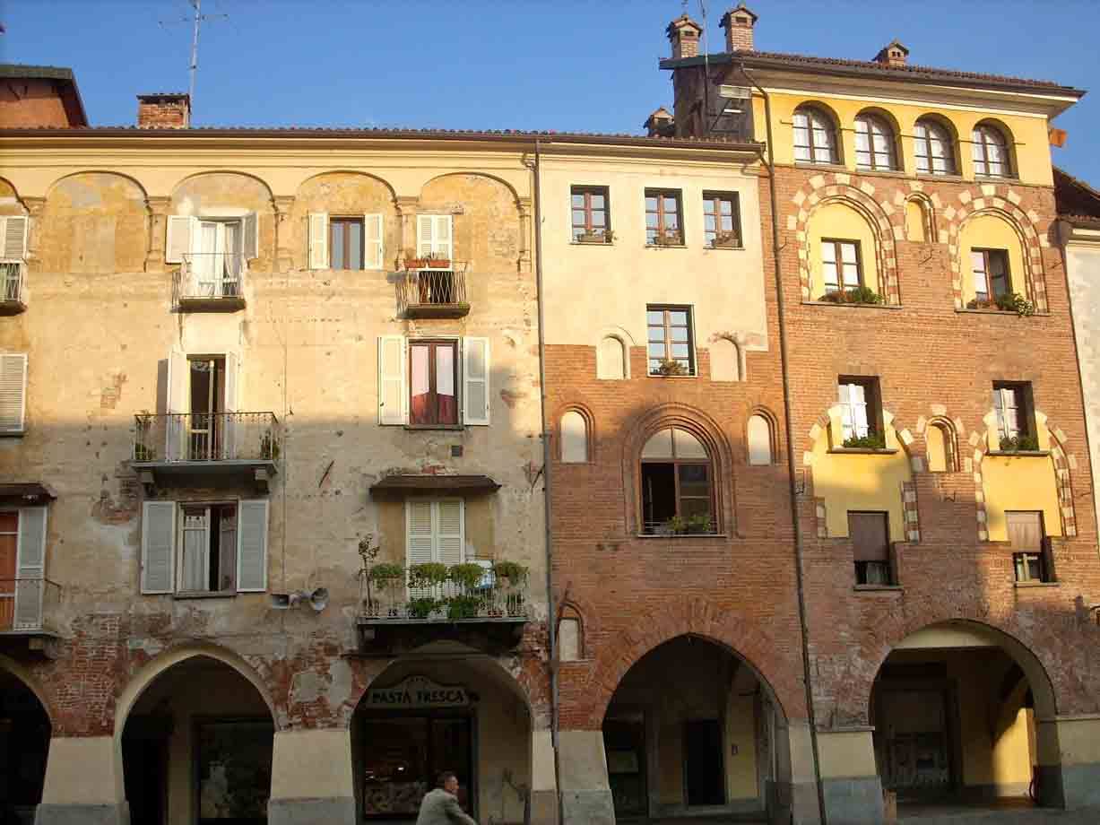 Alcuni palazzi di piazza Santarosa