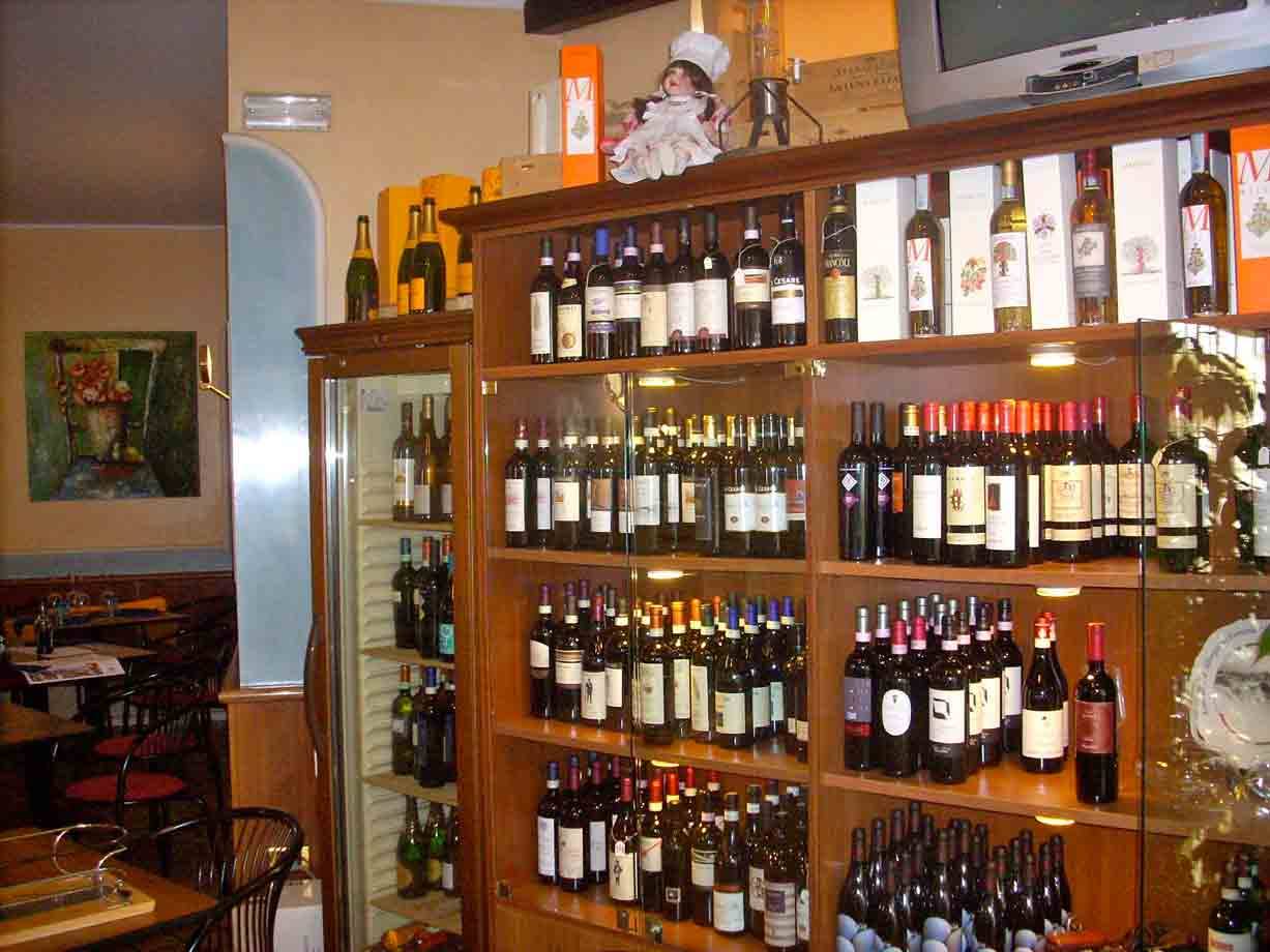 La fornitissima enoteca dell'Osteria del Chiosco