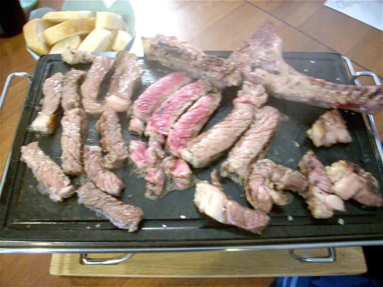 La fantastica carne servita sulla pietra ollare