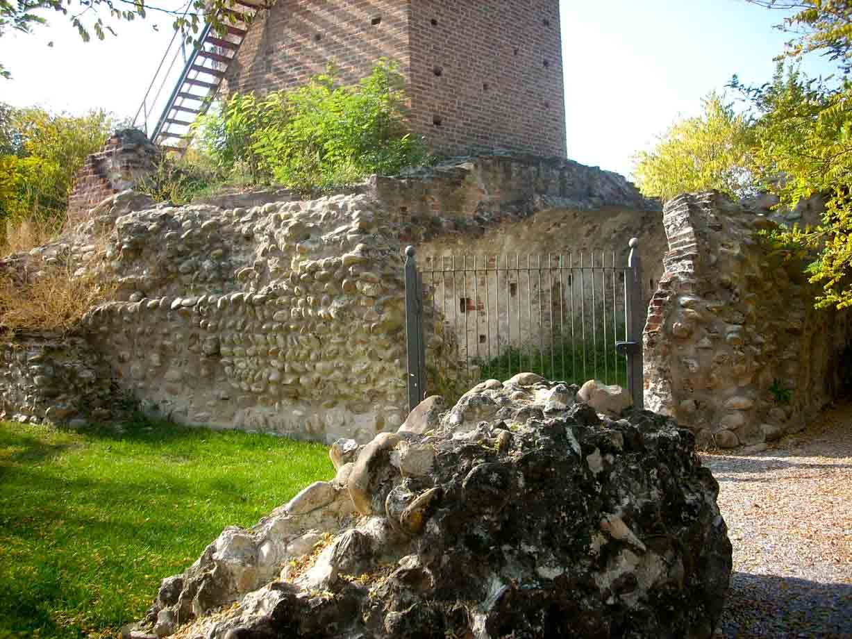 I resti delle antiche mura fortificate