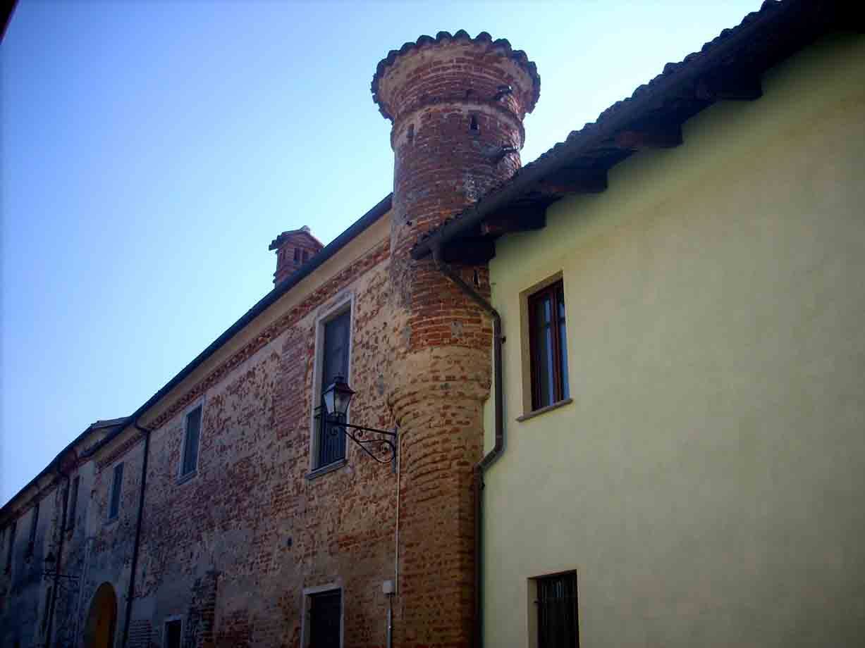 Un palazzo con una garitta