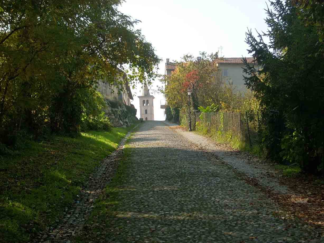 Il viale che porta alla torre