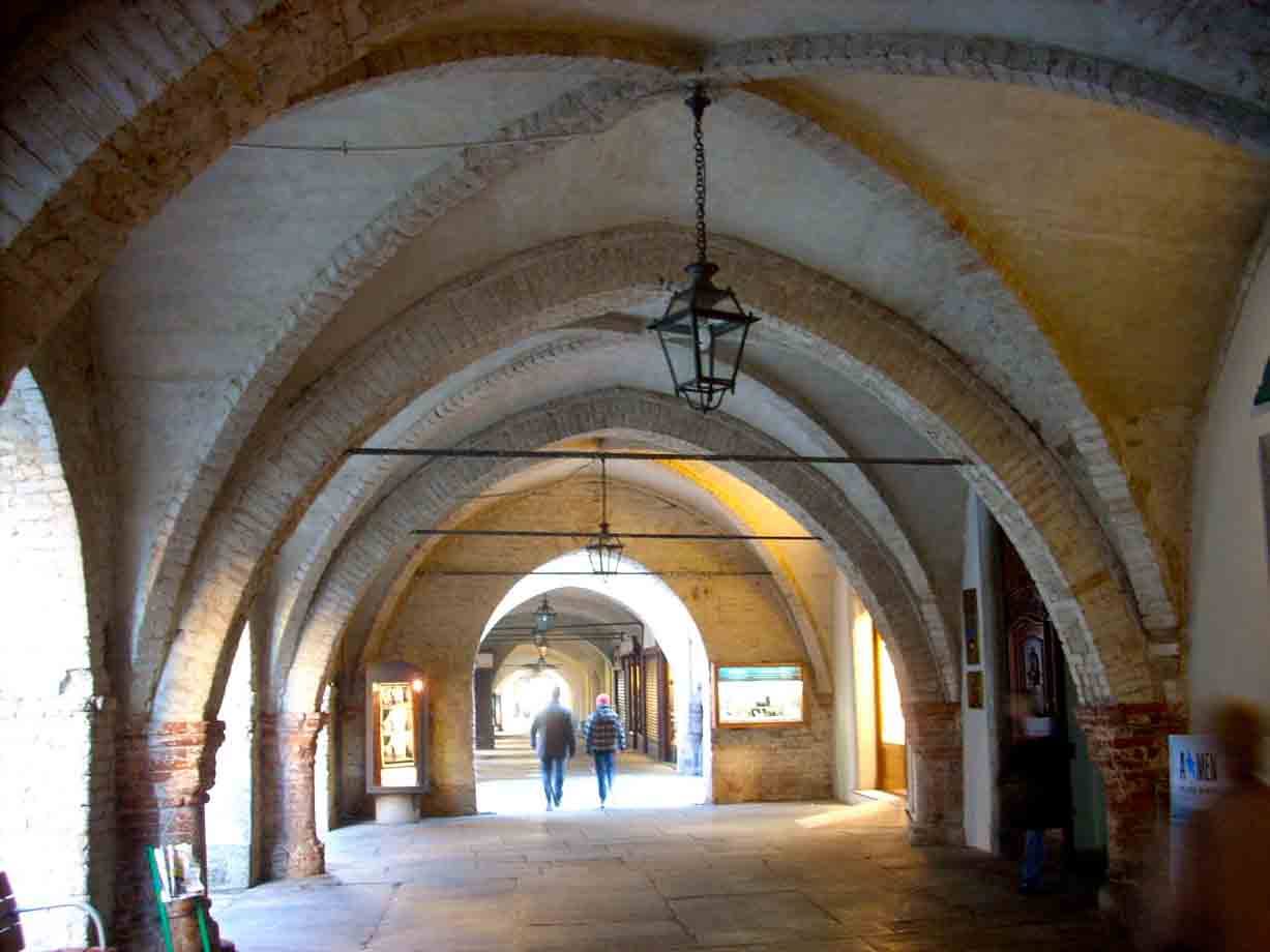 Sotto i portici del centro
