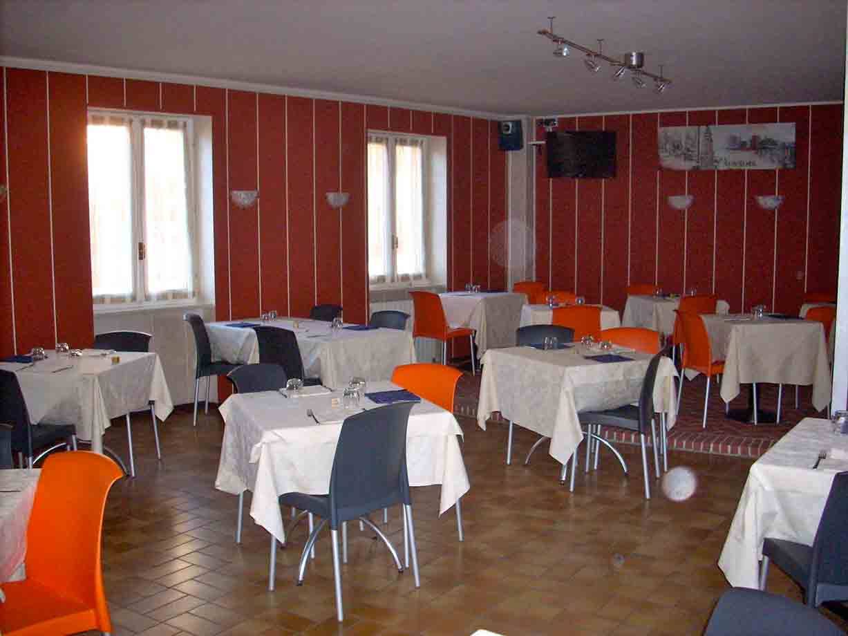 Nella sala del Ristorante Pizzeria Tira e Molla
