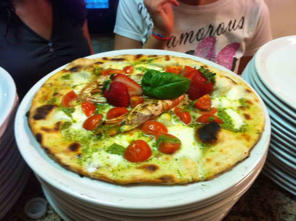 Una delle sfiziose pizze del Ristorante Pizzeria Tira e Molla
