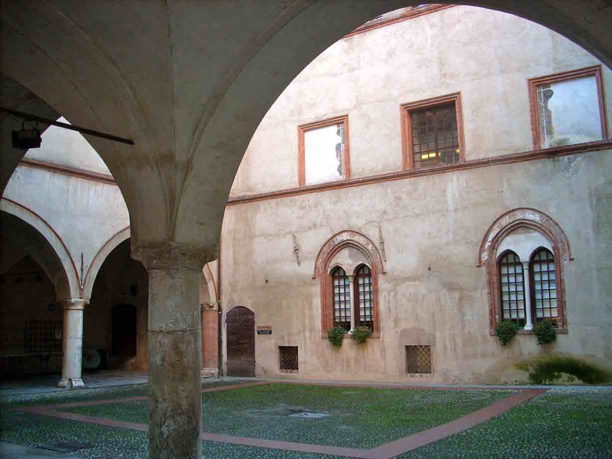 Nel chiostro del Castello
