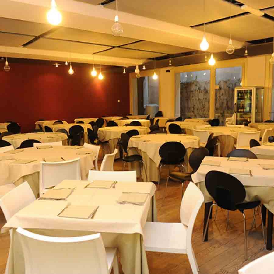 Nell'ampia sala del Ristorante Pizzeria Filodendro
