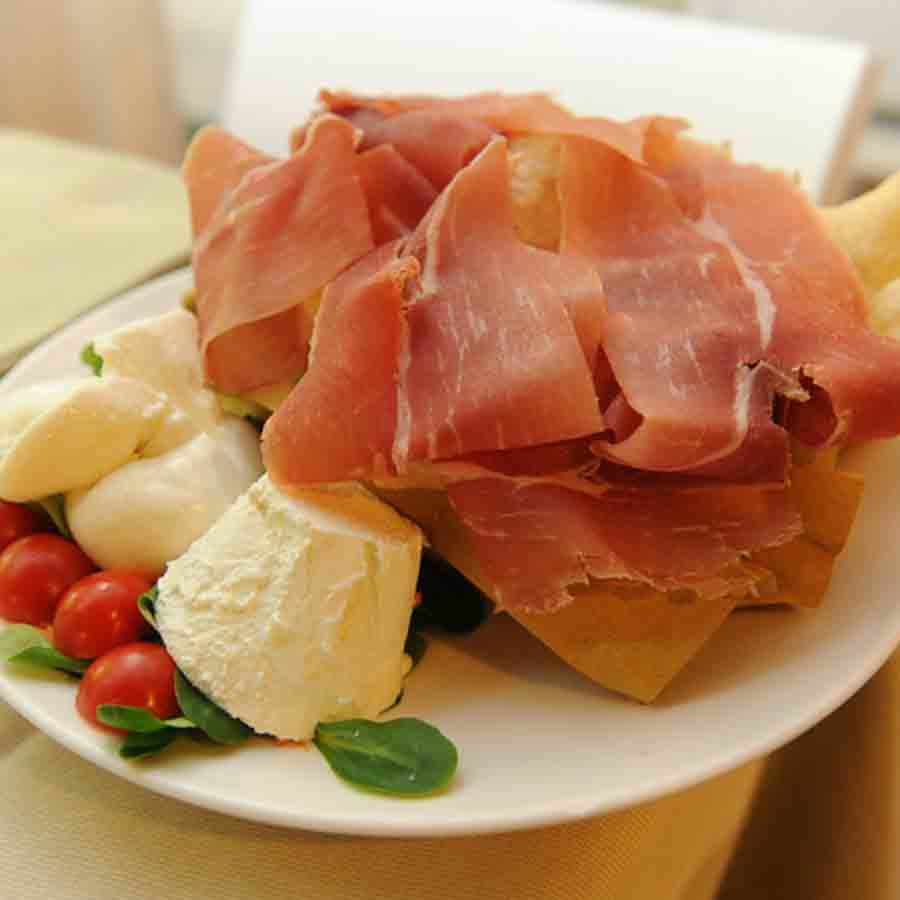 Prelibatezze del Ristorante Pizzeria Filodendro: lo gnocco fritto con prosciutto crudo 