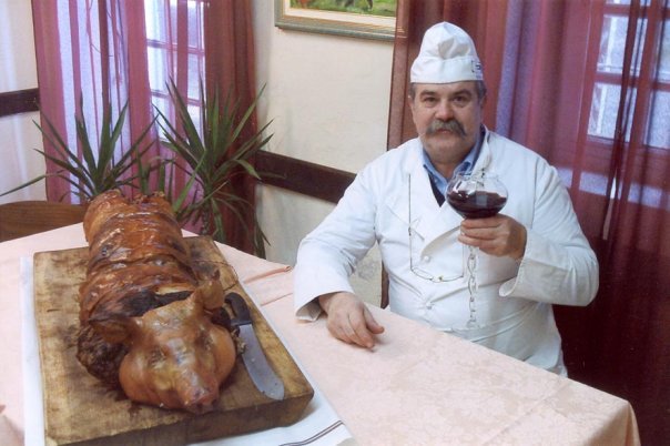 Pietro Il Baffo con una delle sue specialità: l'originale porchetta abruzzese