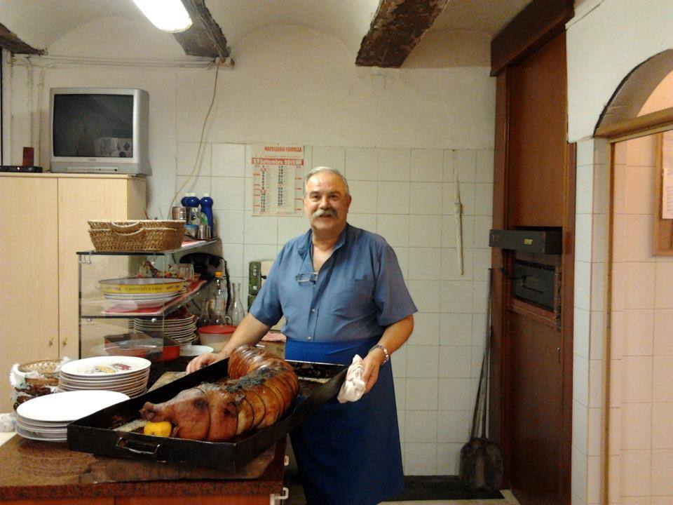 Pietro Il Baffo con una delle sue specialità: l'originale porchetta abruzzese