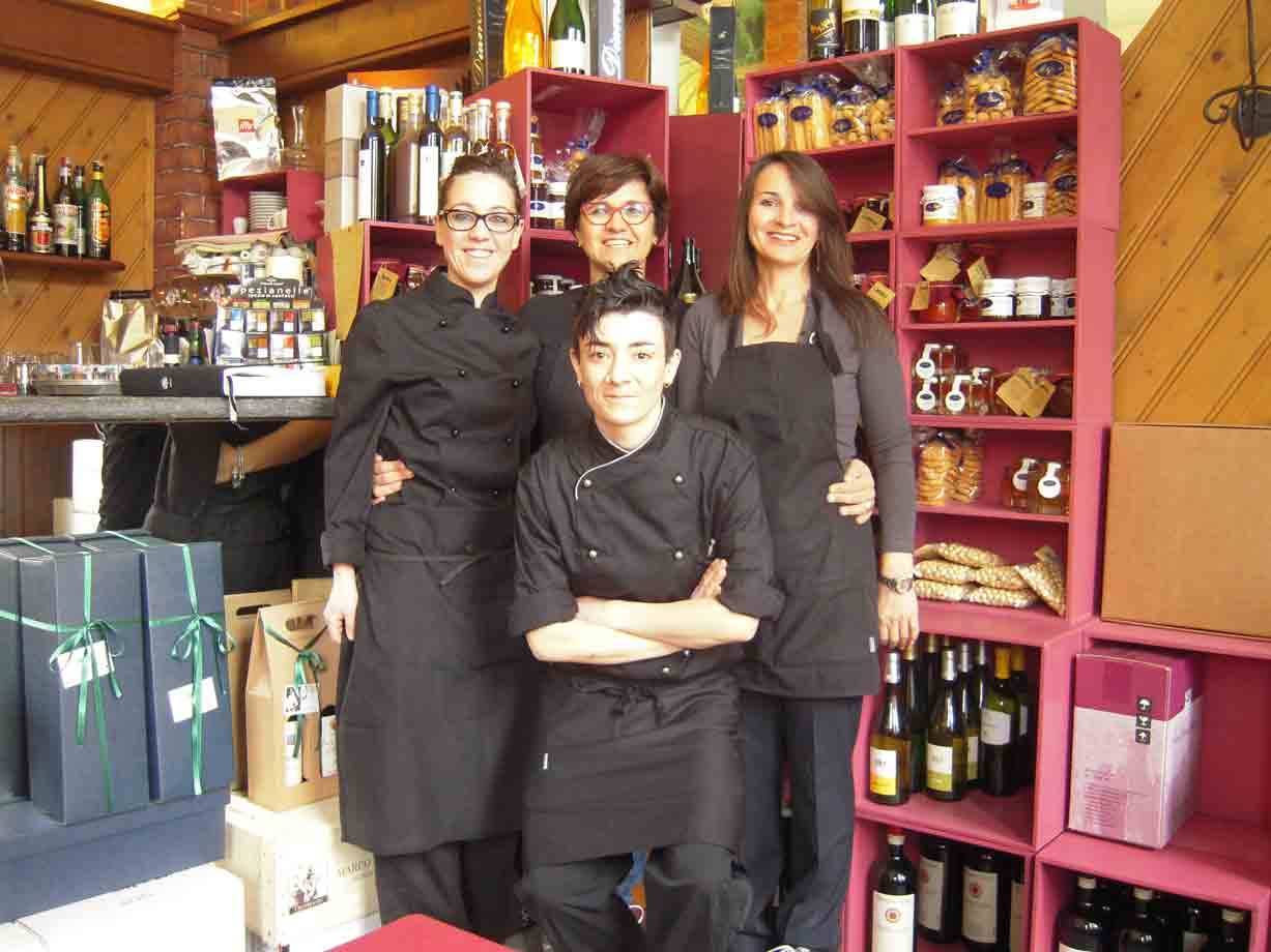 Lo staff, tutto al femminile, della Trattoria La Casa di Bacco