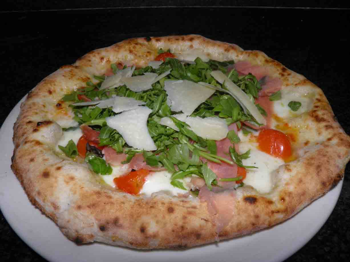 Una delle pizze veraci napoletane del Ristorante Donna Sofì
