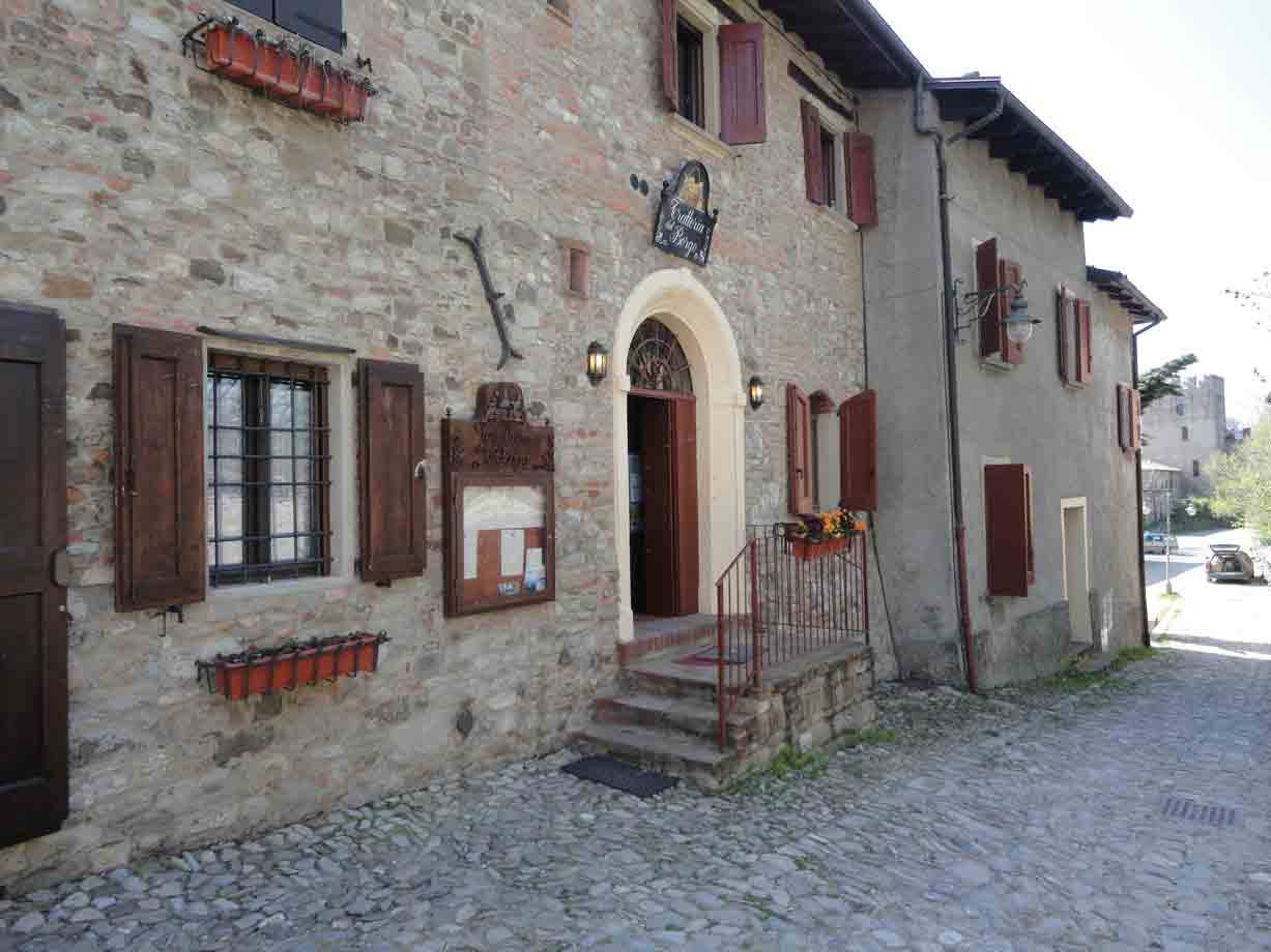 L'entrata della Trattoria del Borgo
