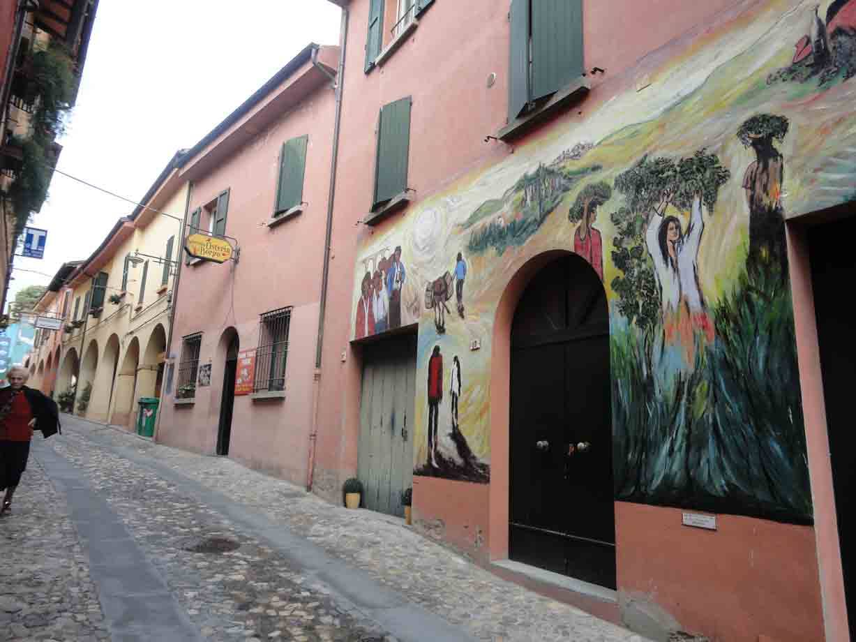 Uno dei tanti muri dipinti della città