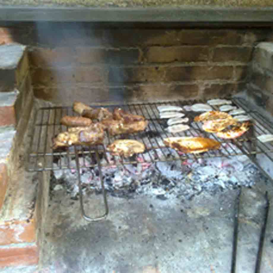 Grigliata nel barbecue all'aperto del Ristorante Borgo Antico