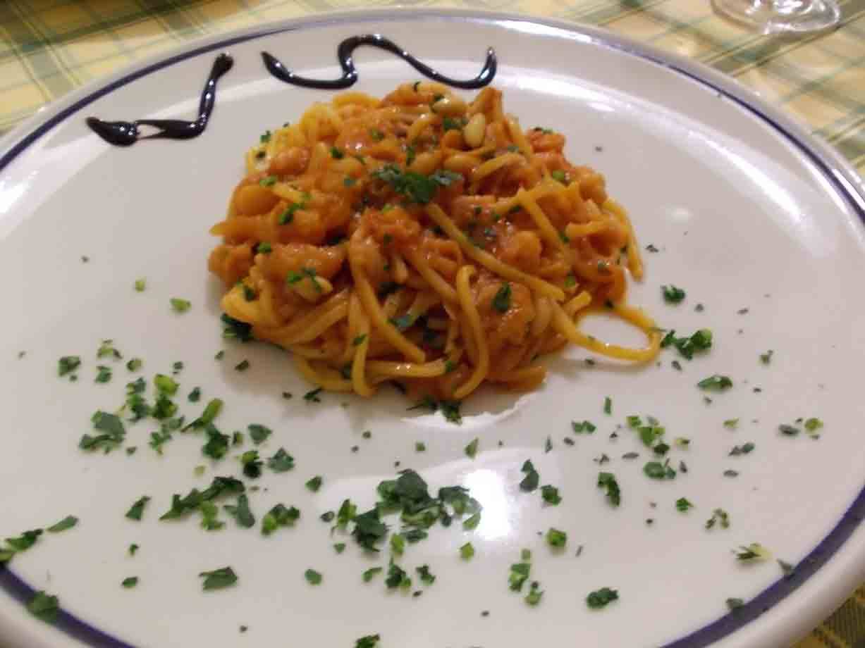 Prelibatezze del Ristorante Lo Scacciapensieri: i tagliolini cernia e pinoli