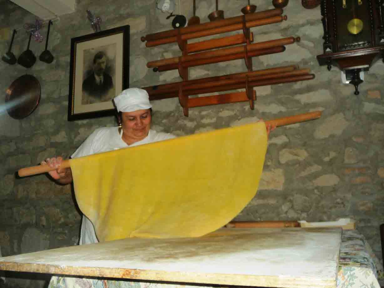 La signora Imperia, regina delle tagliatelle, al lavoro