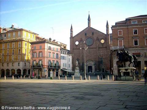 Una scalinata tra leggende e buona tavola: gita a Piacenza