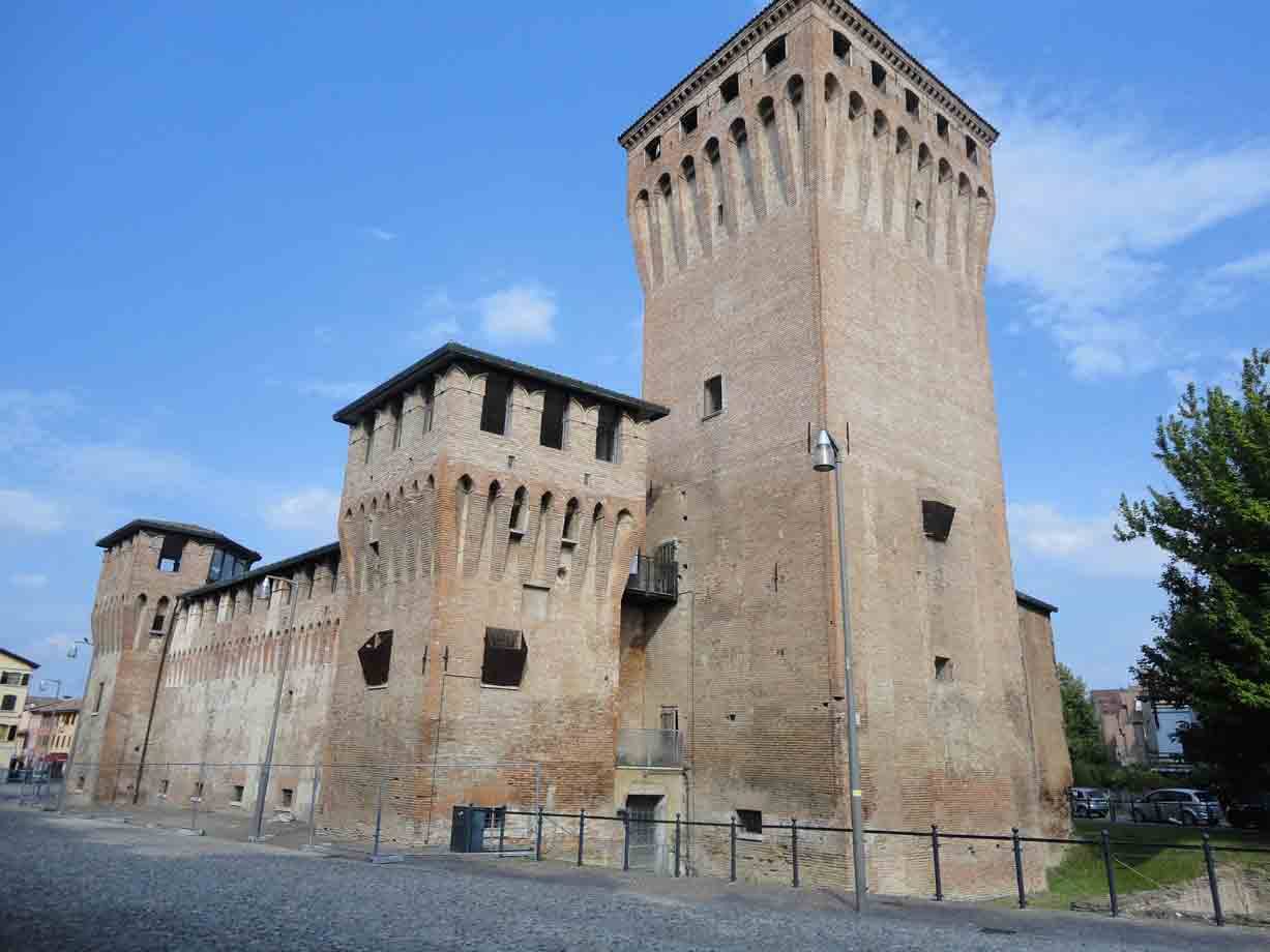 La Rocca di Cento, torre in mattoni sotto cielo azzurro