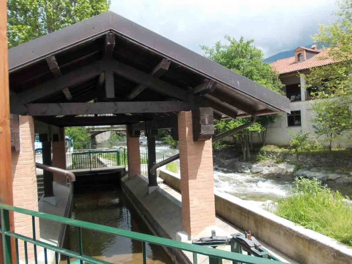 lavatoio coperto con tetto in legno accanto al torrente