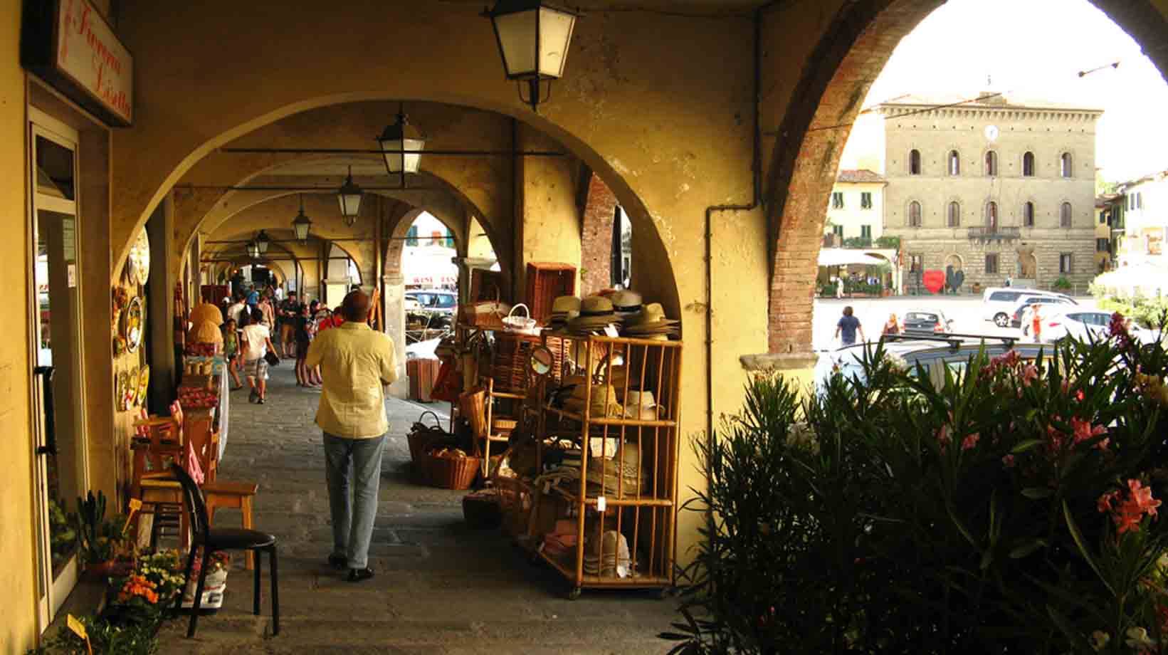 Portico con archi in mattoni e botteghe di cesti intrecciati, Greve in Chianti