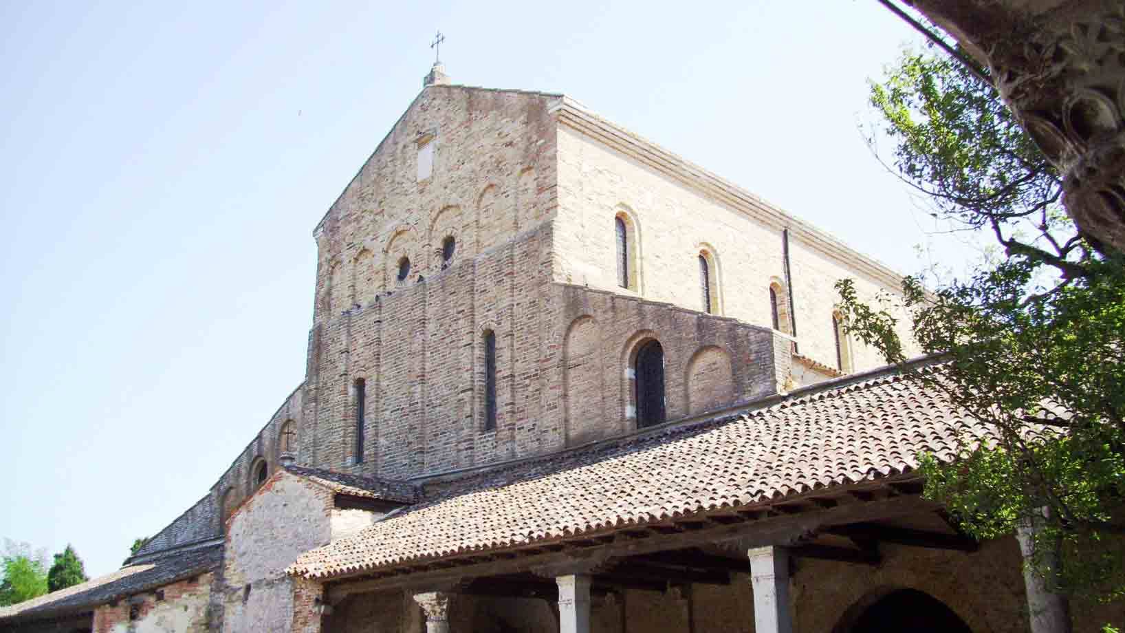 Basilica di Aquileia, facciata in mattoni e portico con colonna