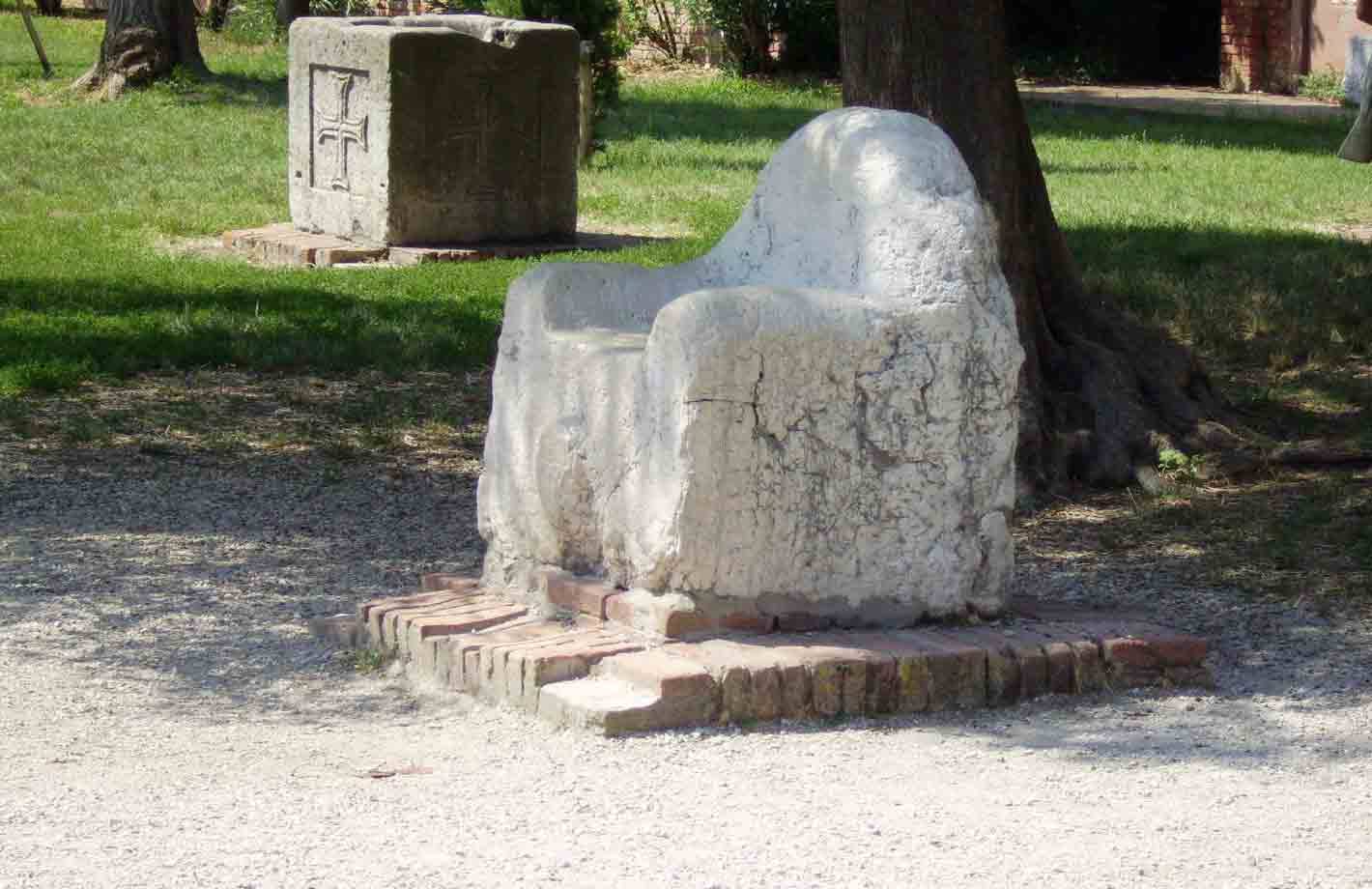 La Cattedra di Attila, trono in pietra d'Istria a Torcello