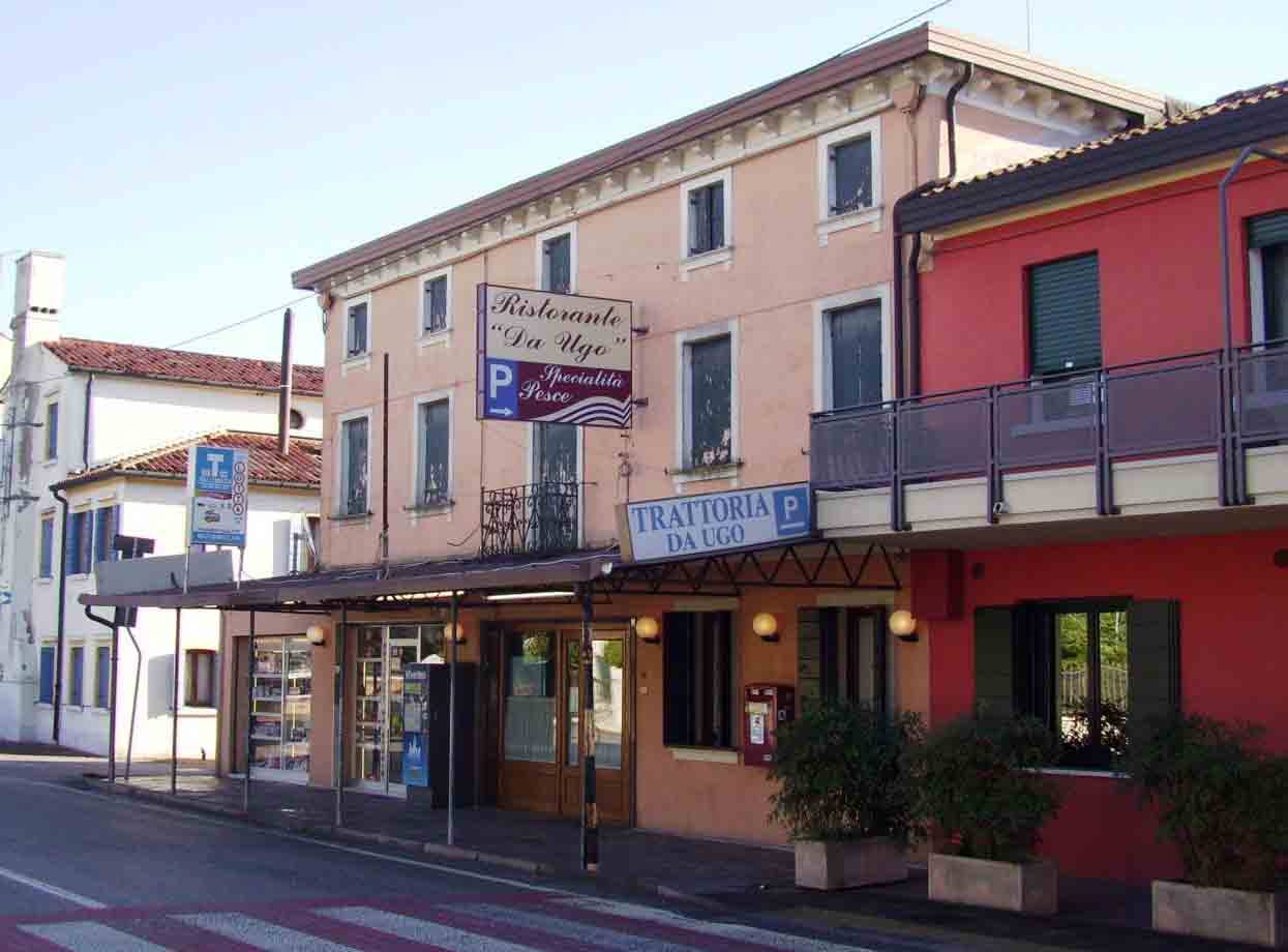 Trattoria Da Ugo in edifici colorati lungo la strada