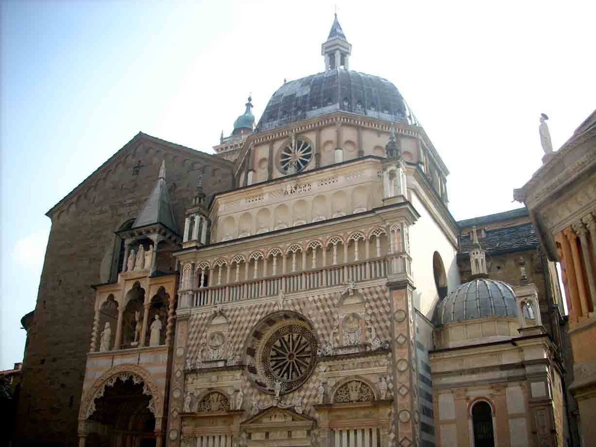 Cappella Colleoni a Bergamo, facciata in marmi intarsiati con rosone e cupola