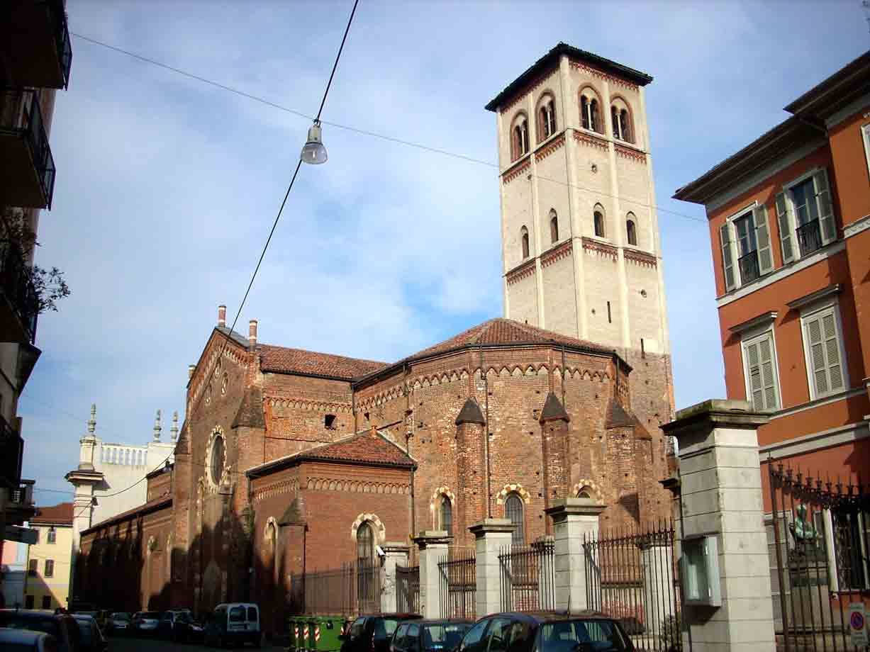 Basilica di Sant'Ambrogio a Milano, mattoni rossi e campanile sotto cielo nuvoloso