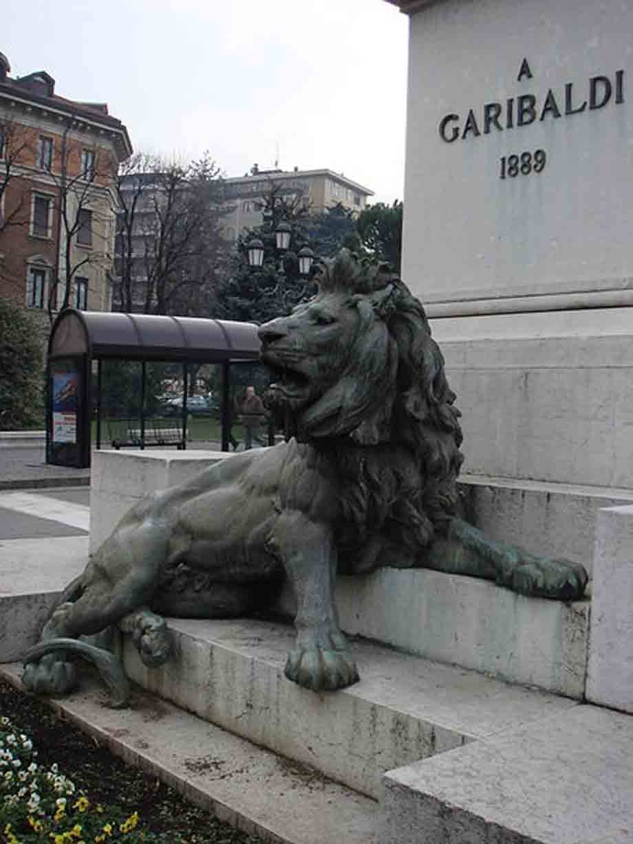 Leone di bronzo ai piedi del monumento a Garibaldi del 1889