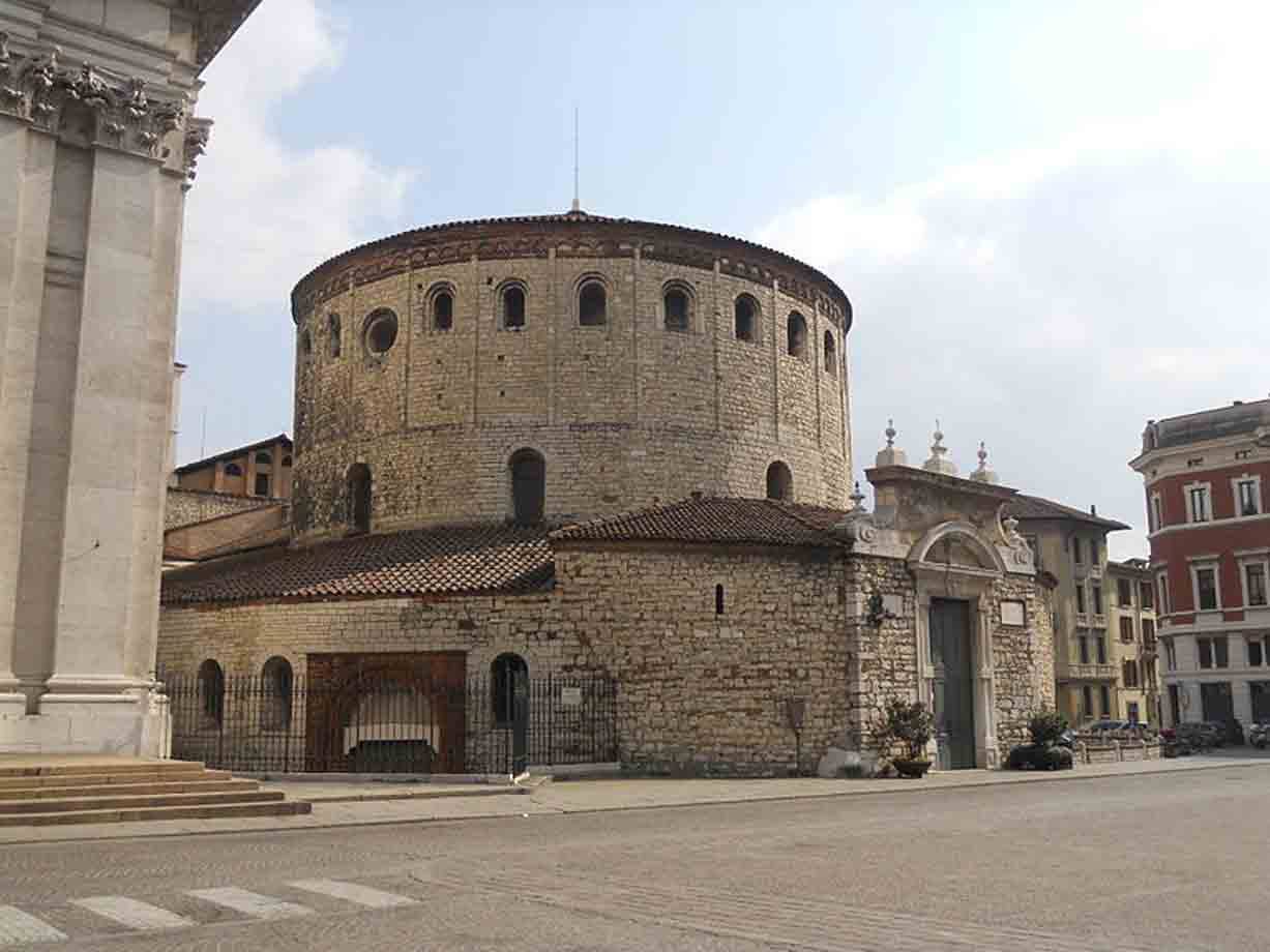 Il Duomo Vecchio rotondo in pietra a Brescia, accanto alla cattedrale