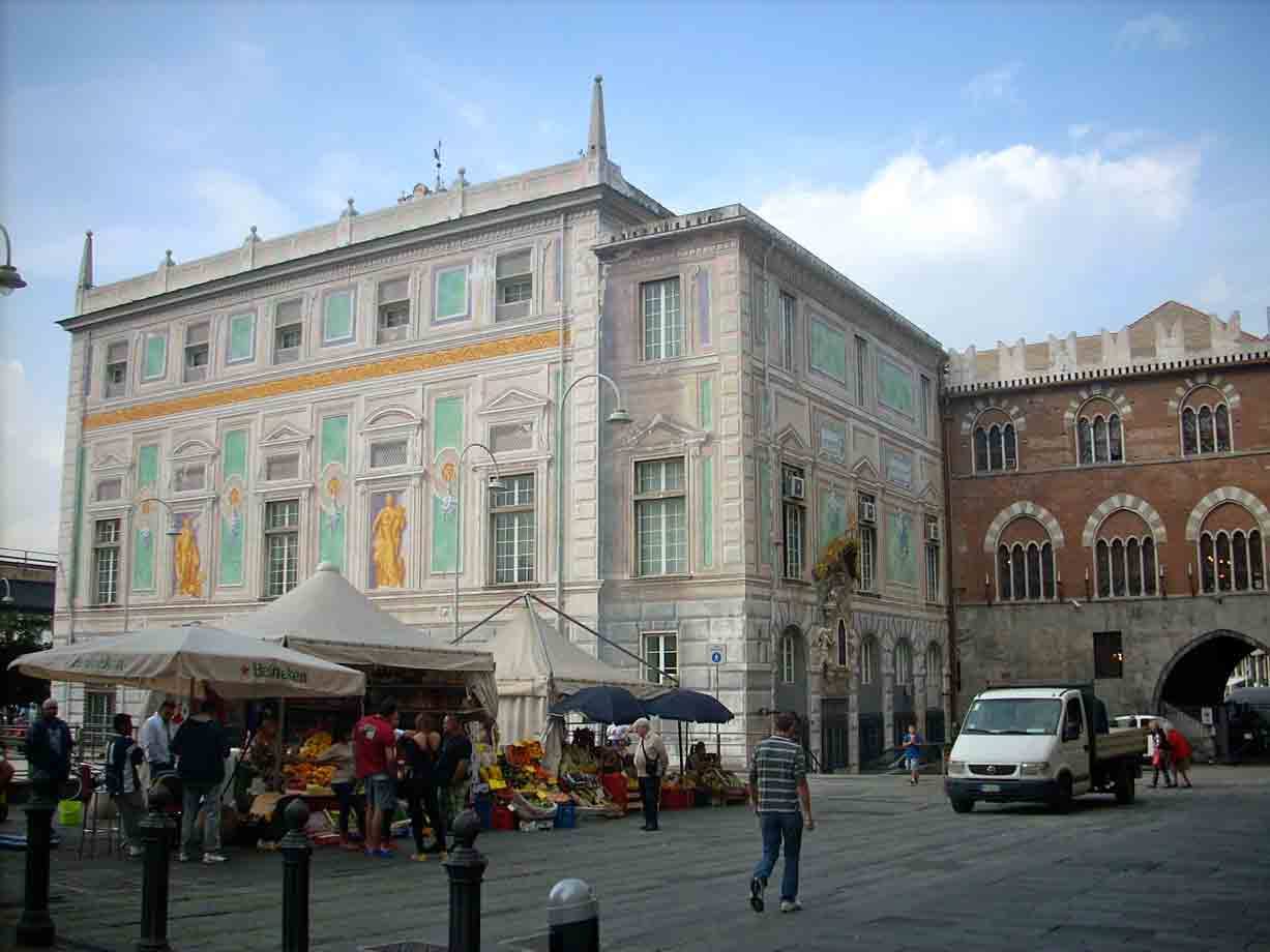 Mercato all'aperto davanti a Palazzo San Giorgio a Genova, luce diurna