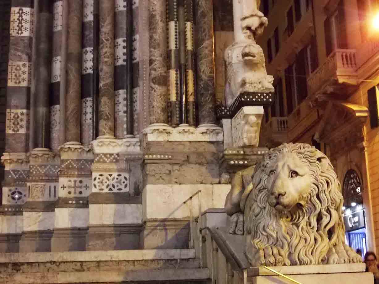 Leone di pietra alla base della scalinata della Cattedrale di San Lorenzo a Genova