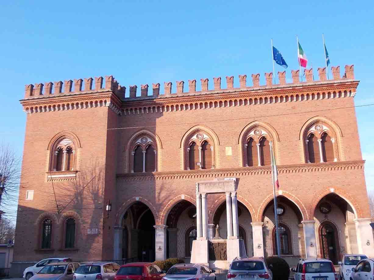 Palazzo del Gotico di Piacenza, mattoni e bifore sotto cielo azzurro