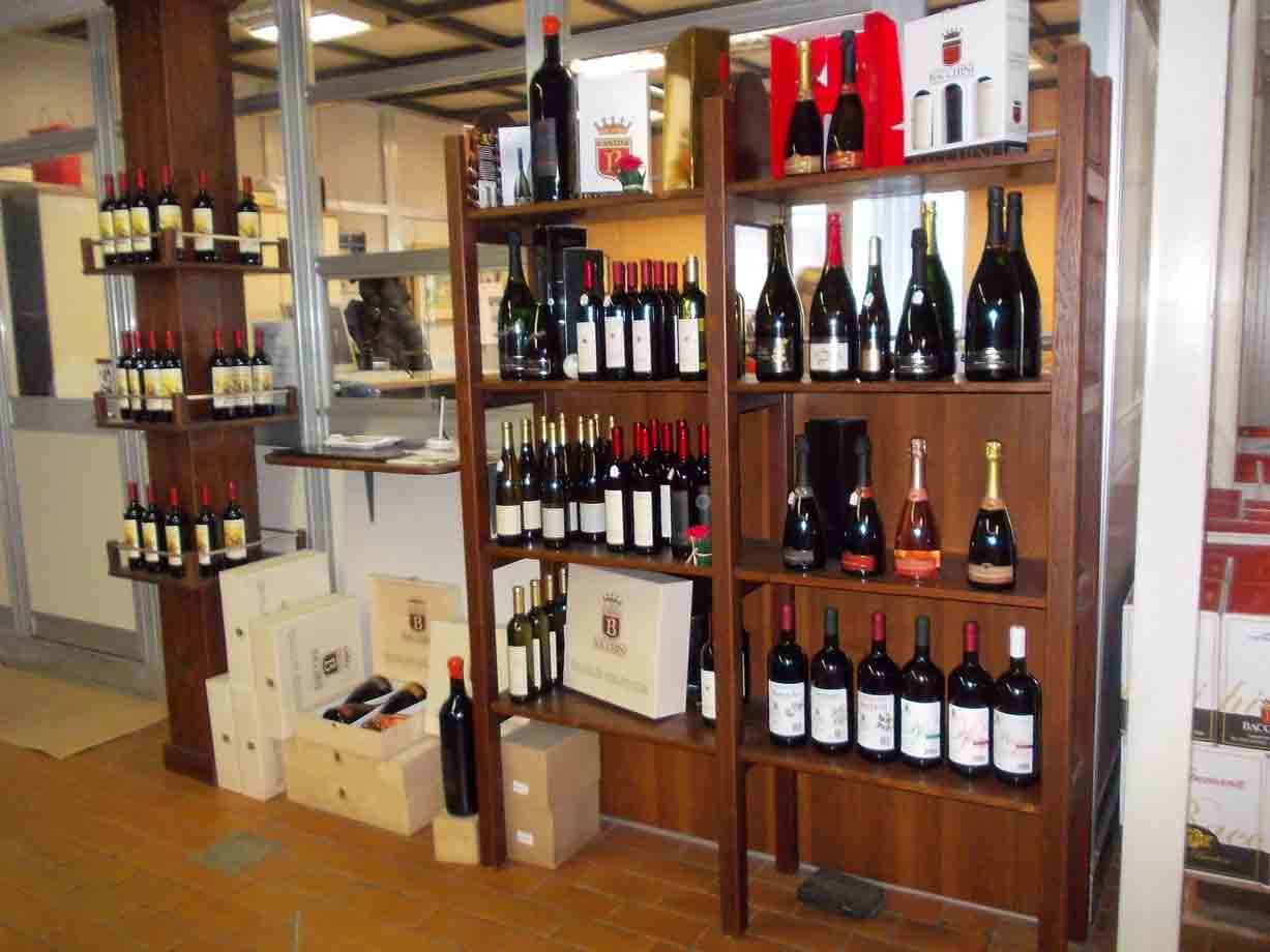 Scaffali in legno pieni di bottiglie di vino in una cantina enoteca