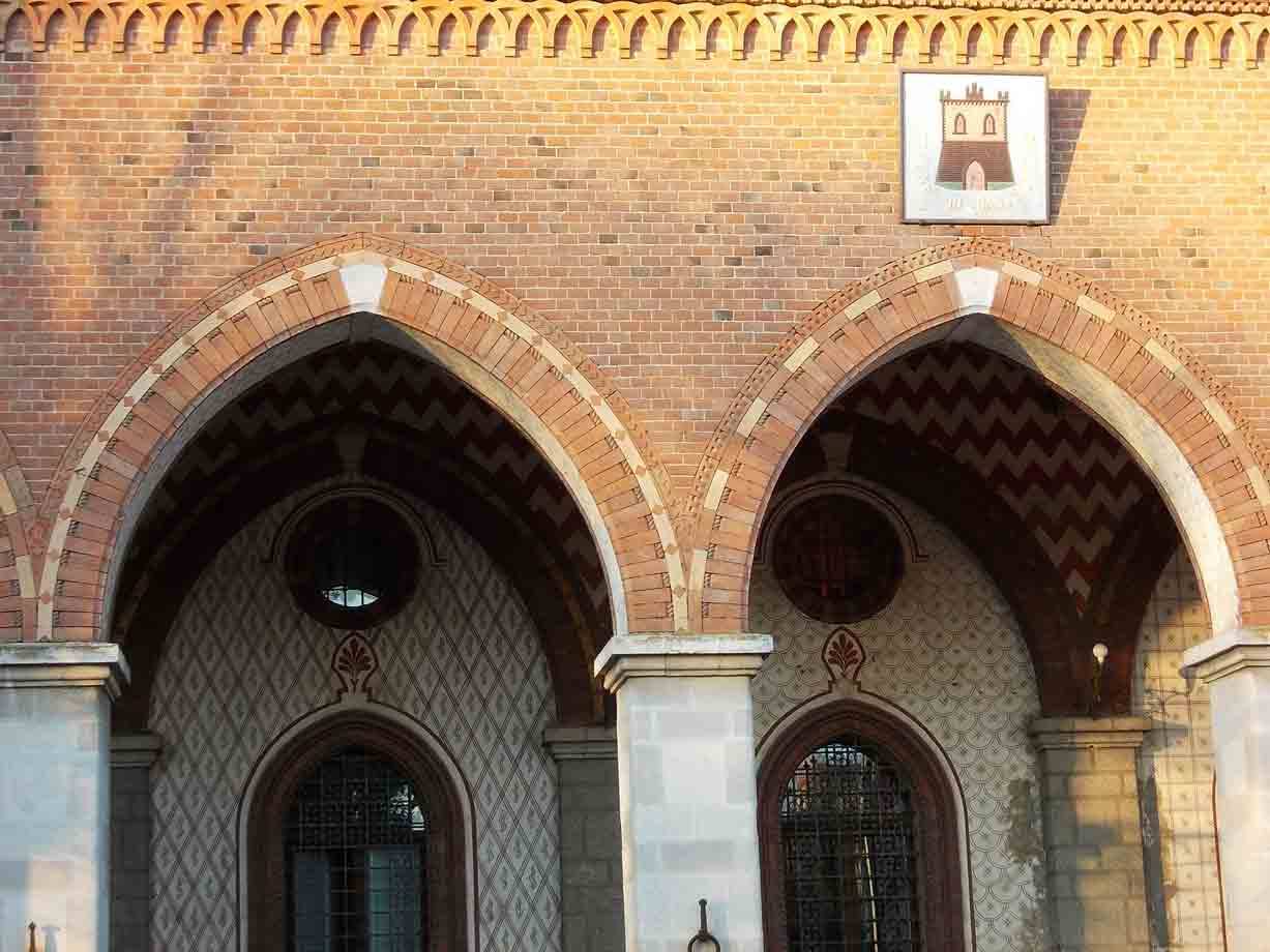 Loggiato in cotto con archi ogivali e stemma dipinto, Castello del Valentino, Torino